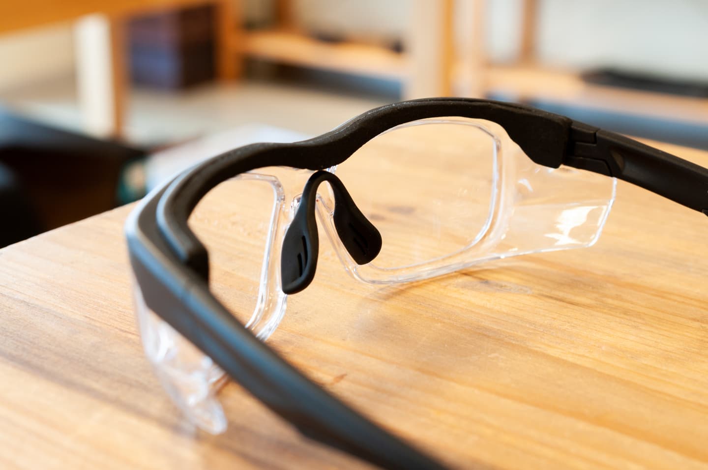 左後ろから撮った保護メガネの写真