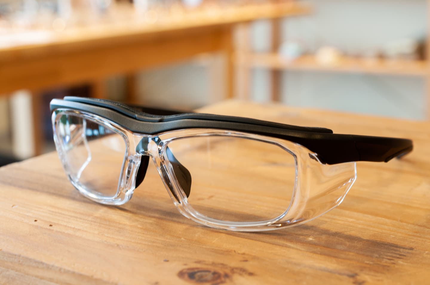 右斜め前から撮った保護メガネの写真