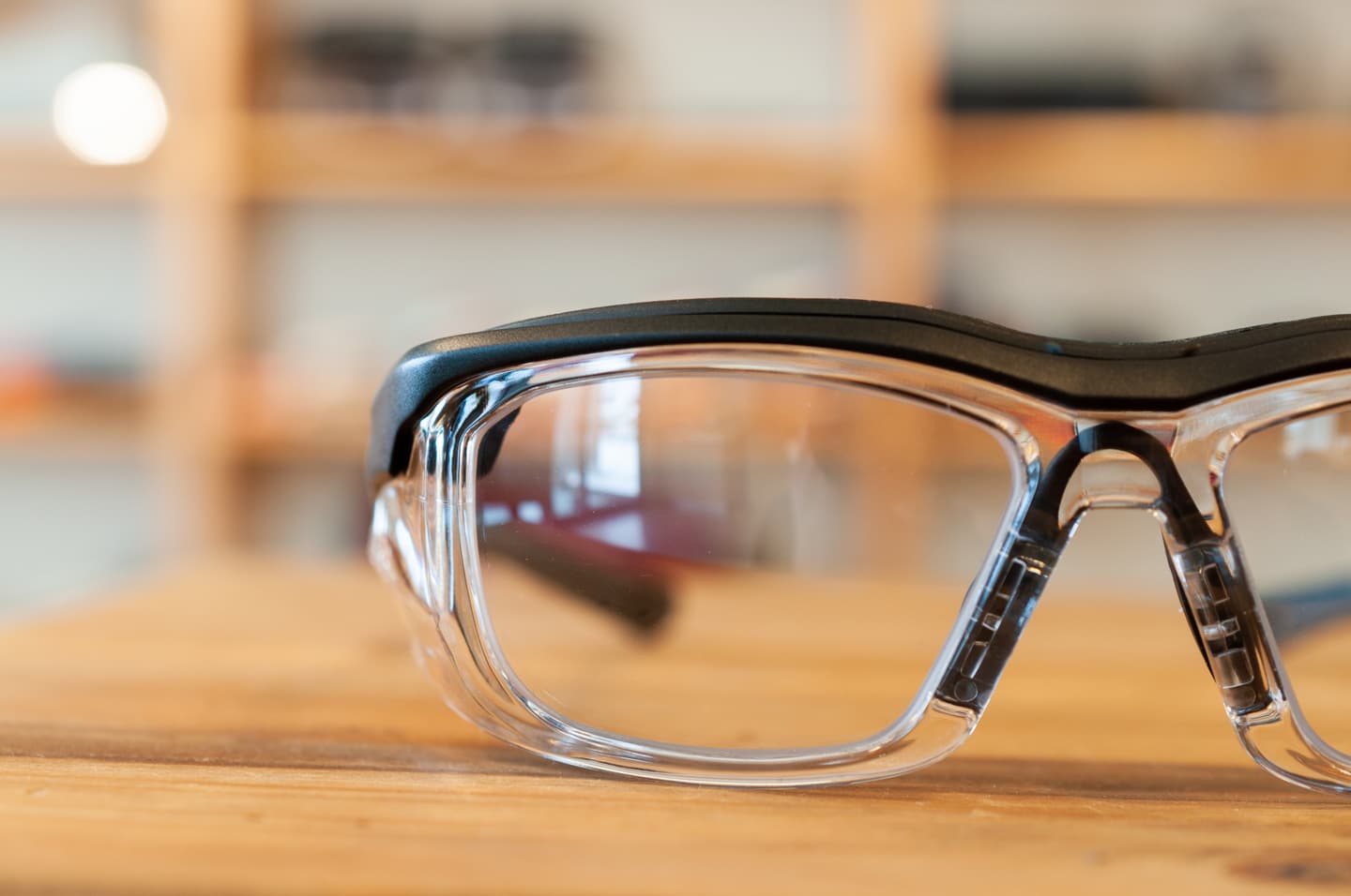 正面から撮った保護メガネの写真